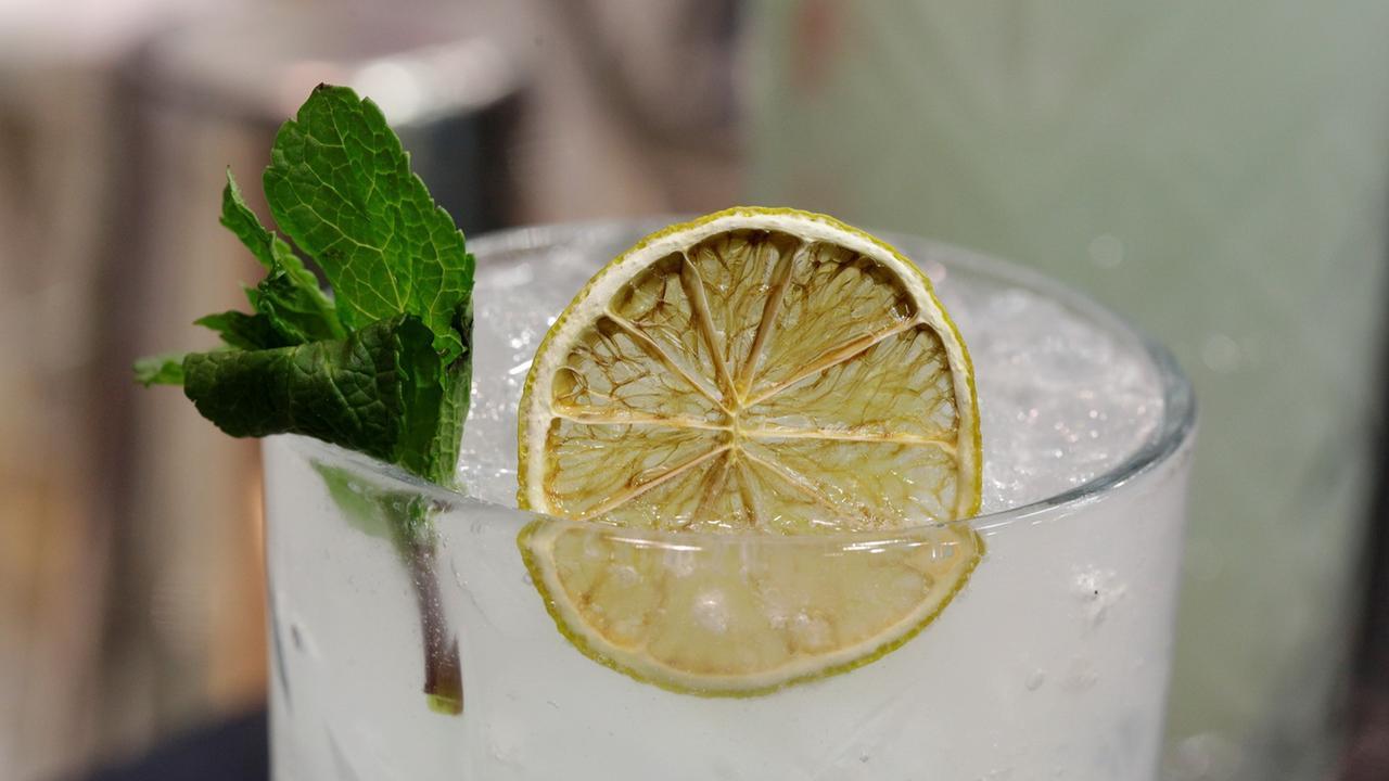 Choc ad una festa, mette olio motore nel drink di un amico: denunciato 17enne. La giustificazione: «Era uno scherzo»