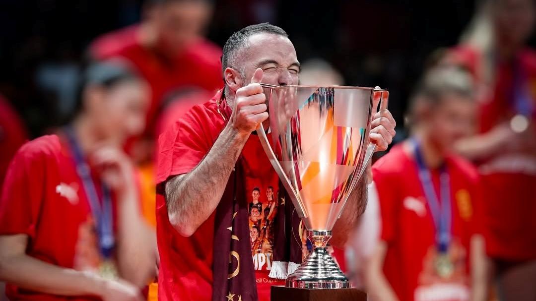 Alberto Bigarelli festeggia il titolo continentale (Foto: Galatasaray)