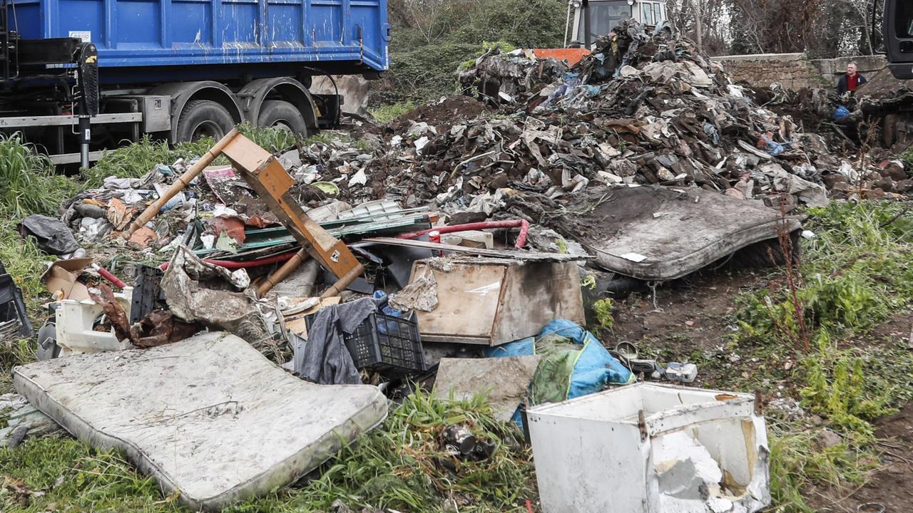 Quattro aree adibite a discarica abusiva: sette persone denunciate