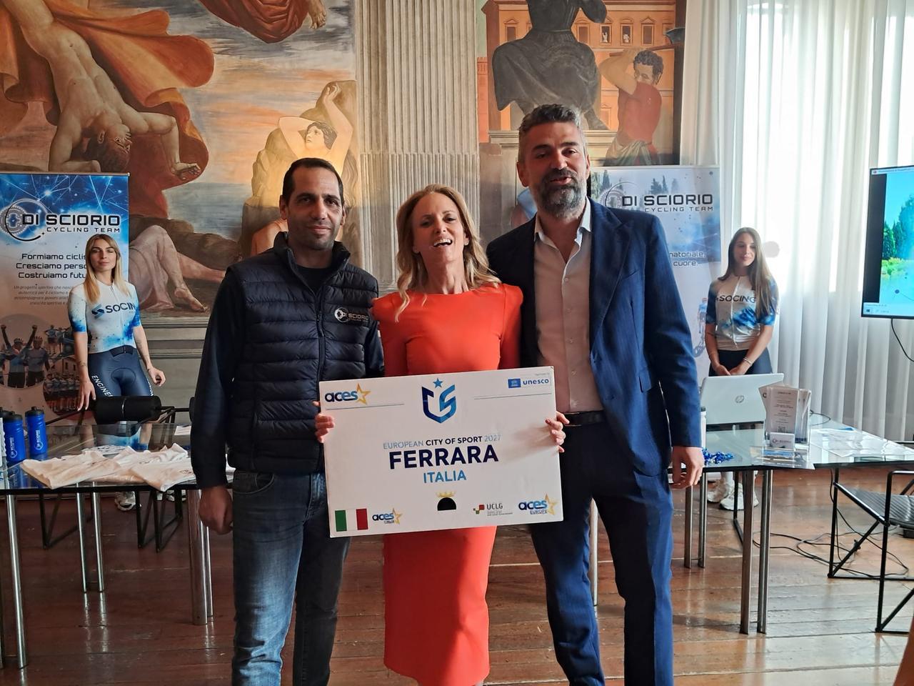 Showgirl testimonial di una nuova squadra ciclistica, cosa ci faceva Justine Mattera a Ferrara"