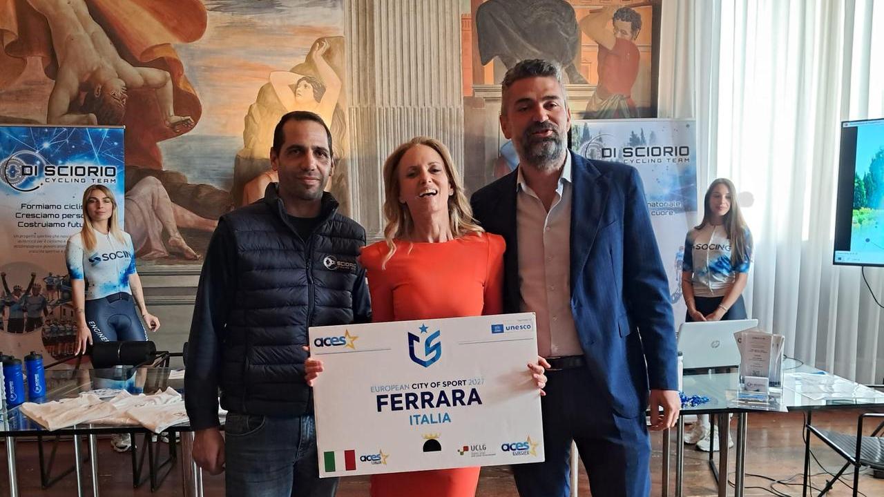 Showgirl testimonial di una nuova squadra ciclistica, cosa ci faceva Justine Mattera a Ferrara"