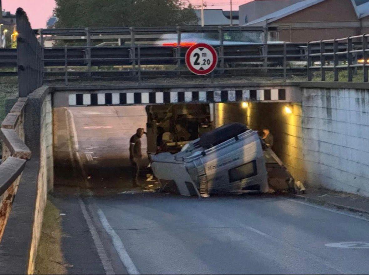Camper straniero rimane incastrato sotto il sottopassaggio di via Respighi
