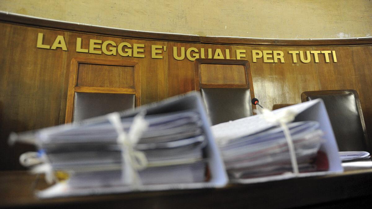 Anziano accumula 65mila euro di debiti per amore, il giudice li cancella: «Soggetto fragile»