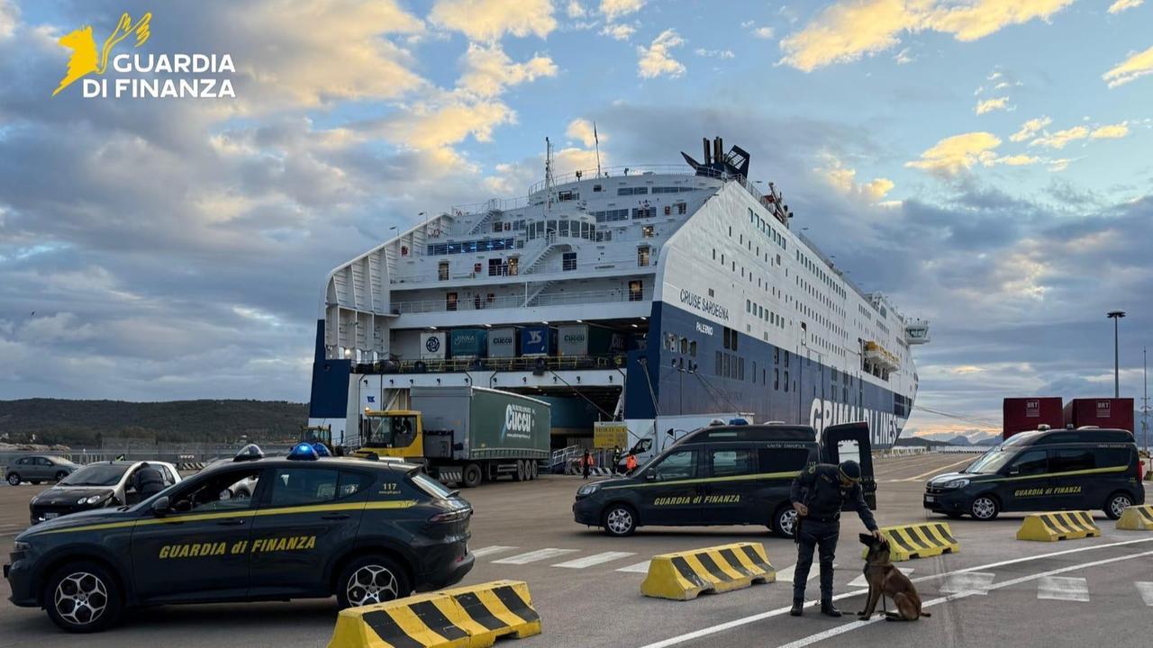 Sbarca dalla nave con mezzo chilo di droga: in manette un giovane