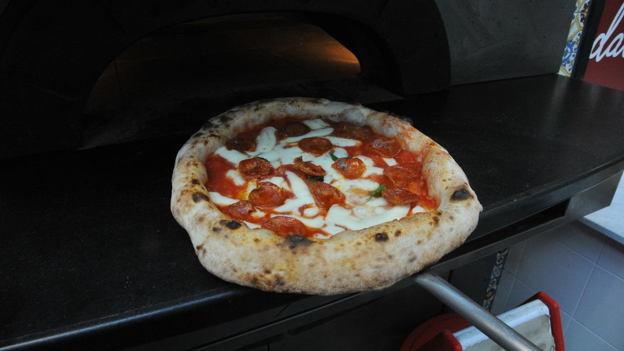 Evade dai domiciliari per andare in pizzeria: arrestato