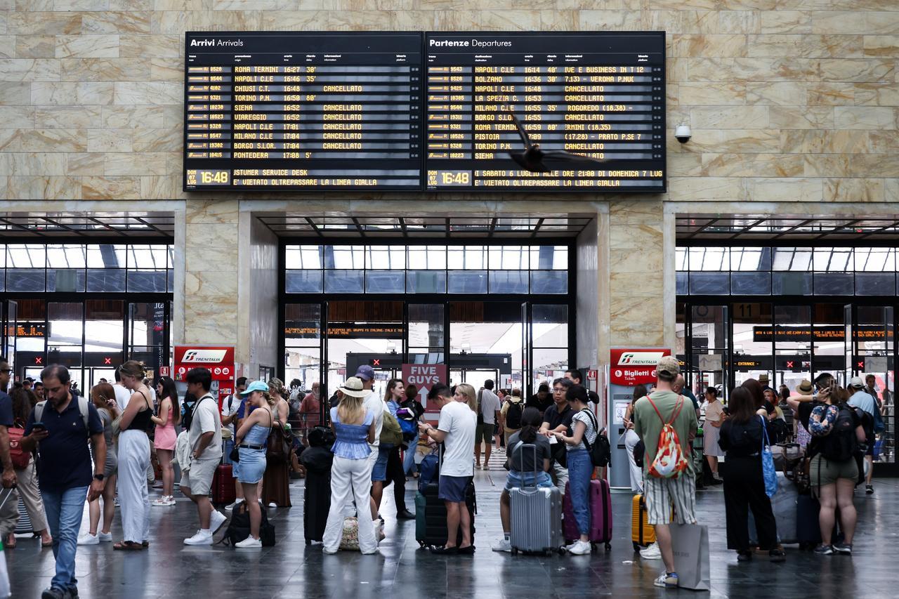 Guasto e cantieri, giornata nera per i treni: linea Roma-Firenze in tilt. Ritardi fino a 70 minuti e poi scatta lo stop alla circolazione Av