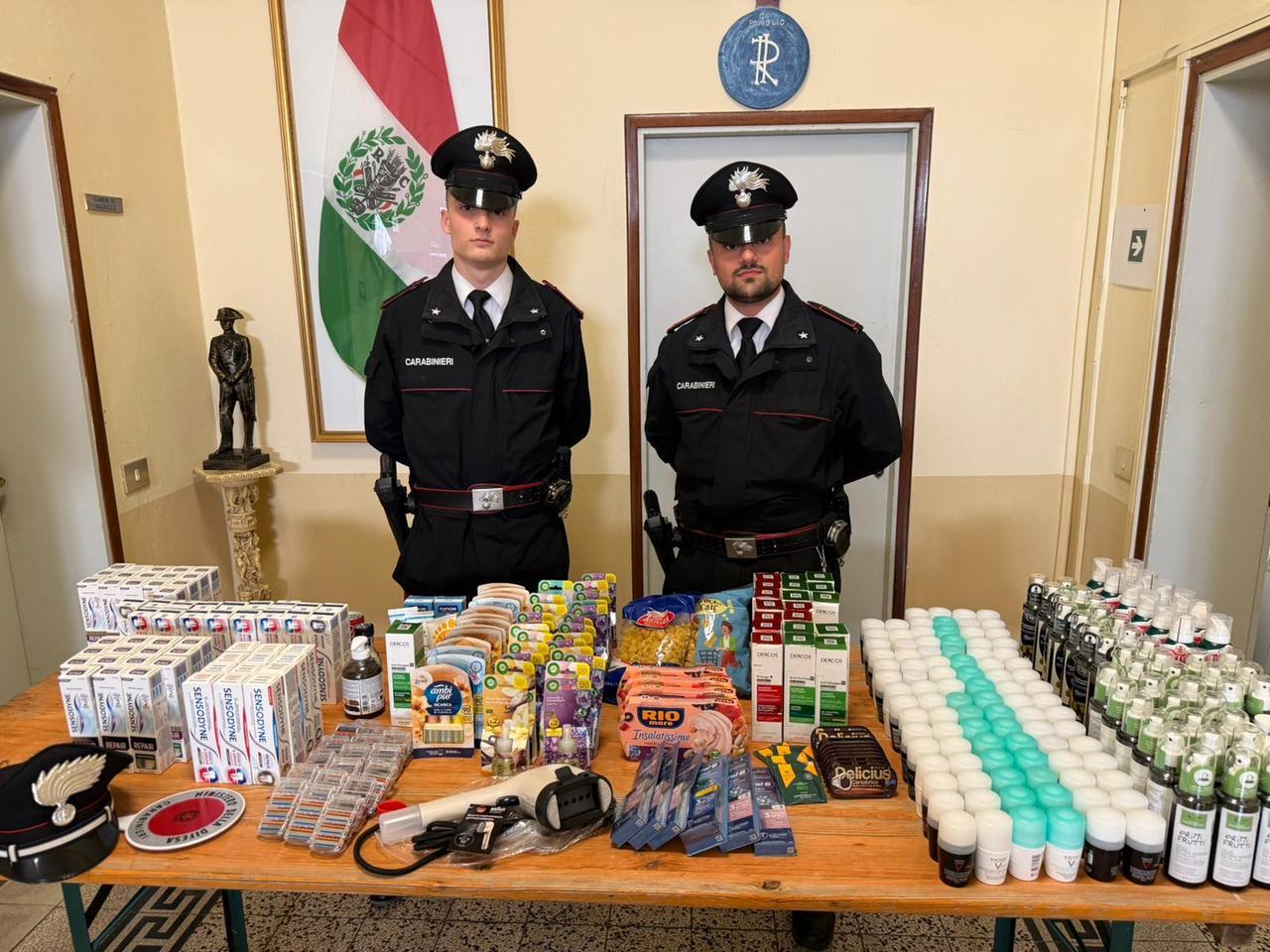 Fermati in auto con un “supermercato” nel bagagliaio: dai dentifrici, all’olio a filetti di alici. Denunciati tre ricettatori