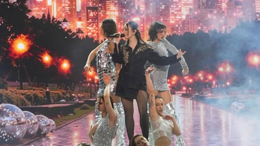 Amici 25 Serale: la sarda Angie protagonista, standing ovation di Gigi D’Alessio – Le anticipazioni della puntata di stasera