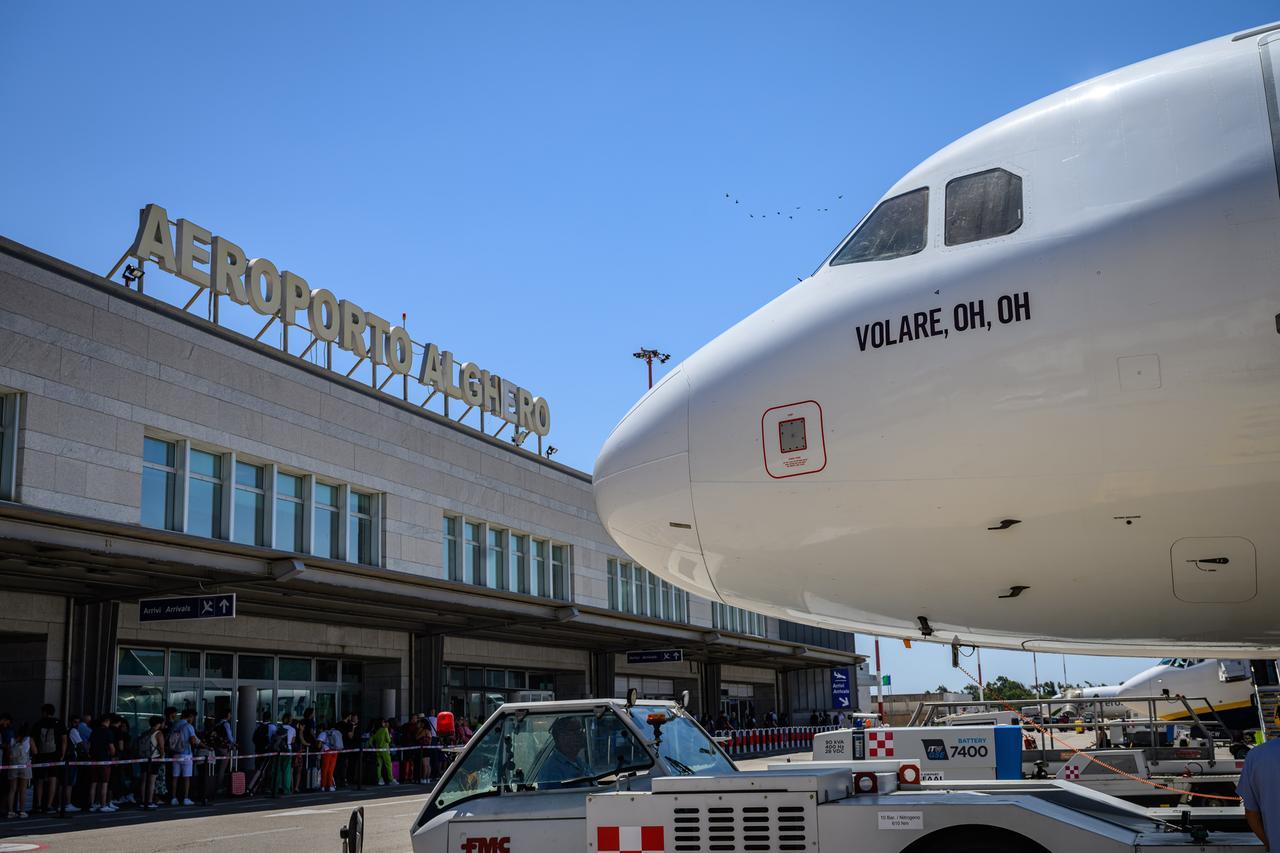 Aerei, la guerra in Iran ribalta le logiche di mercato: volare in Thailandia costa meno che raggiungere la Sardegna – Il report