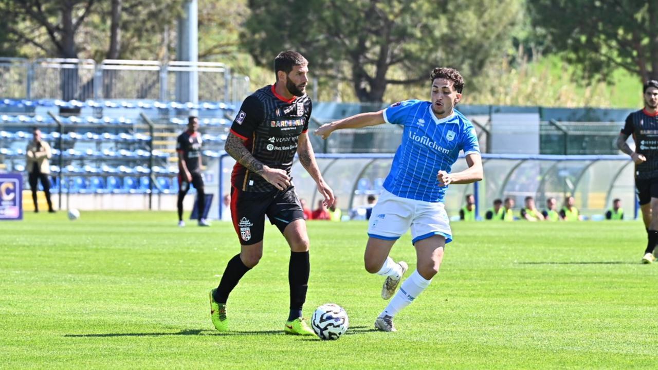 
	Il difensore torresino Nicol&ograve; Antonelli in azione (foto ufficio stampa Pineto)


