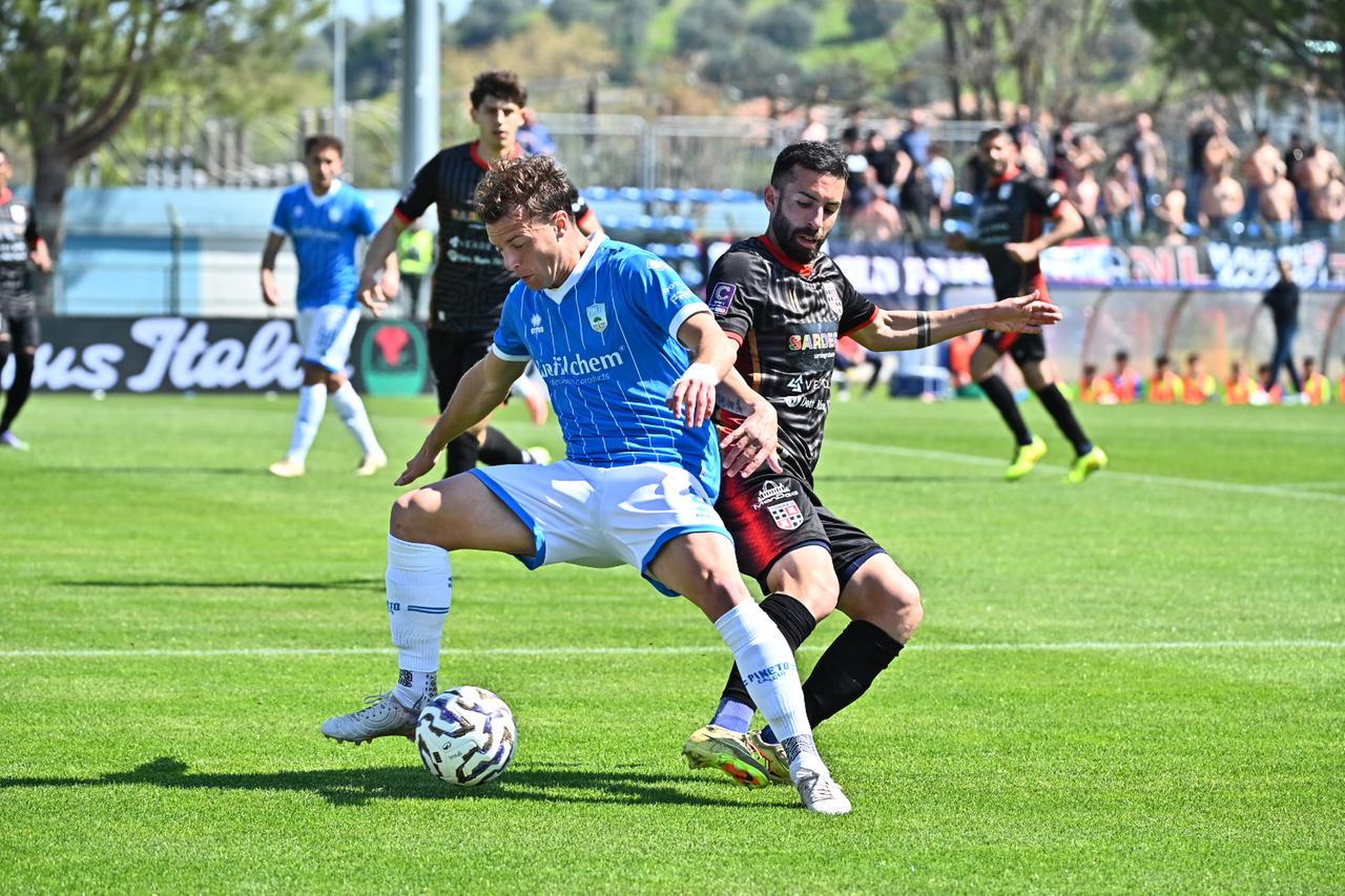
	Daniele Giorico contende la palla a un avversario (foto uff.stampa Pineto)

