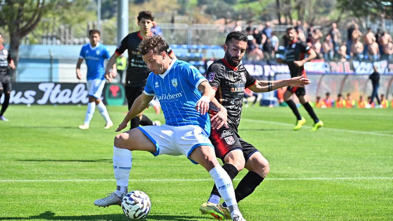Daniele Giorico contende la palla a un avversario (foto uff.stampa Pineto)