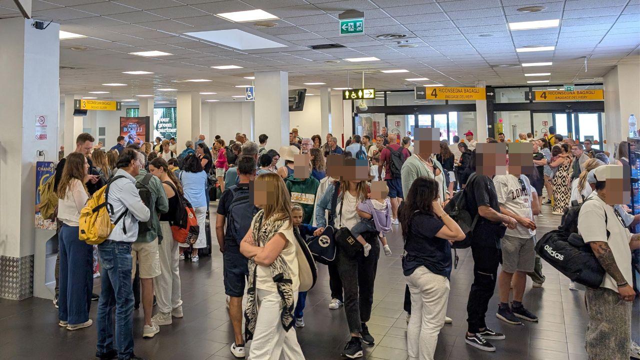 Pisa, aeroporto nel caos per il nuovo sistema digitale EES: «File interminabili e turni massacranti» – Cosa sta succedendo