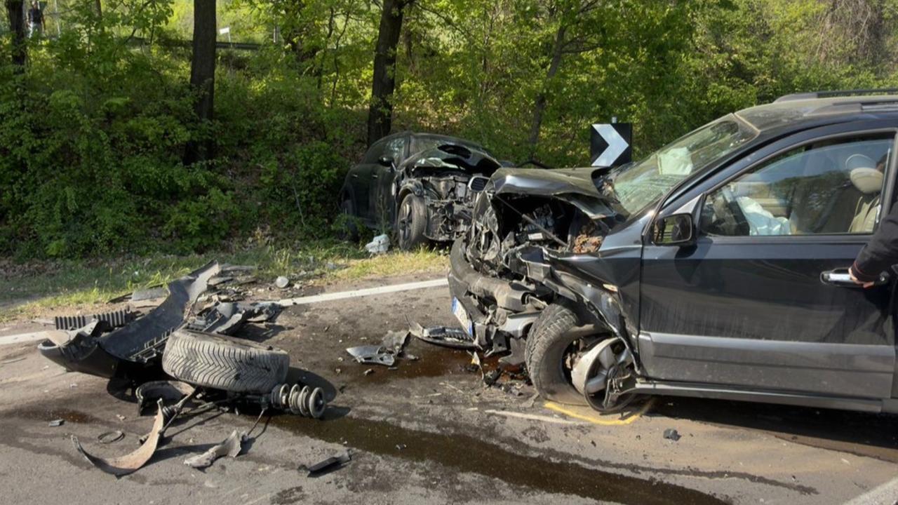 Frontale tra due auto sulla Fondovalle: strada chiusa due ore