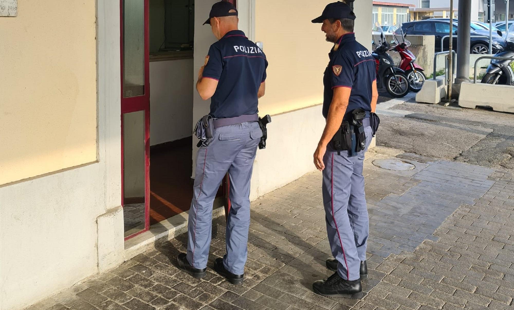 Due agenti della polfer in stazione