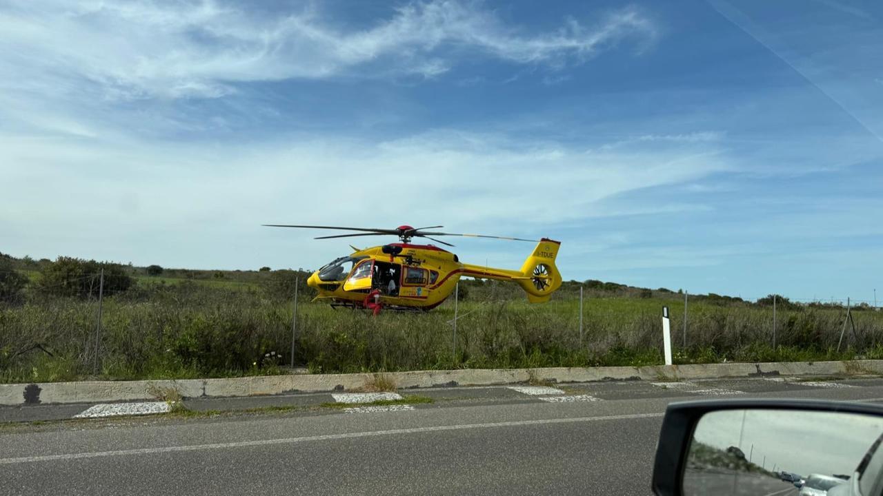 Si sente male in auto tra Sassari e Alghero, nella quattro corsie arriva l’elisoccorso