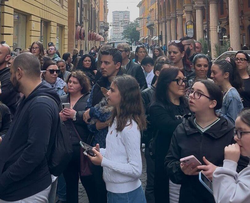 Tutti in fila per New Martina: il negozio di cover conquista il centro di Modena