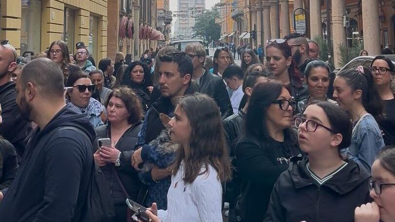Tutti in fila per New Martina: il negozio di cover conquista il centro di Modena