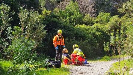 Spettacolare soccorso di una escursionista ferita sui sentieri di Cala Fuili