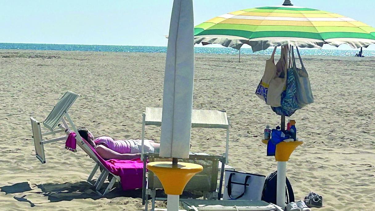 Relax in spiaggia a Viareggio in questi primi giorni di caldo (foto Giannini)