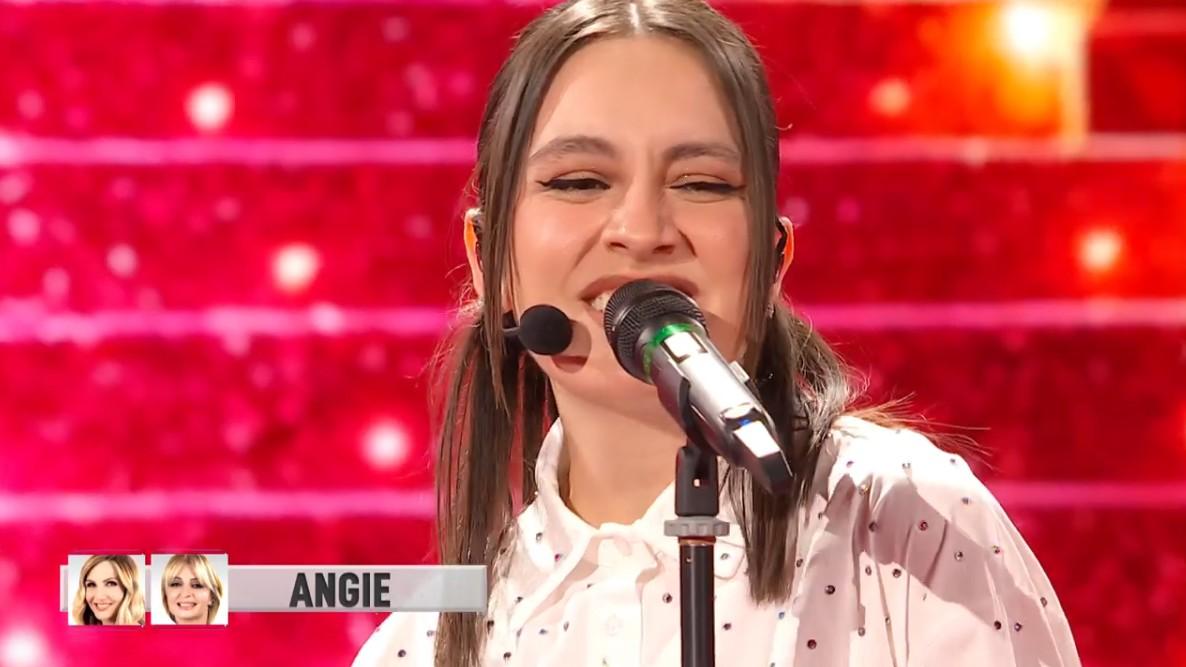 Amici, la sarda Angie da standing ovation nella quarta puntata del Serale: ecco chi è stato eliminato