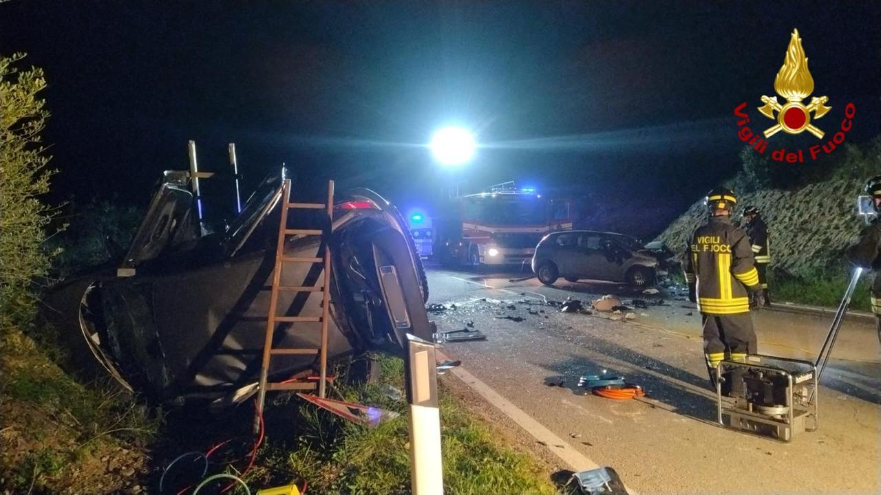 Scontro frontalle nella notte sulla Sassari-Ittiri, tre feriti: tra loro anche un minore