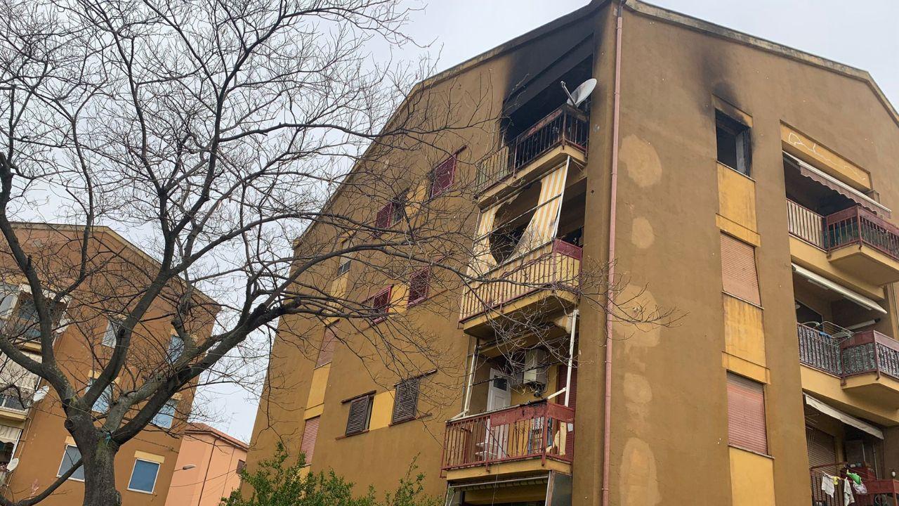 Lo stabile di via Parini in cui è scoppiato l'incendio