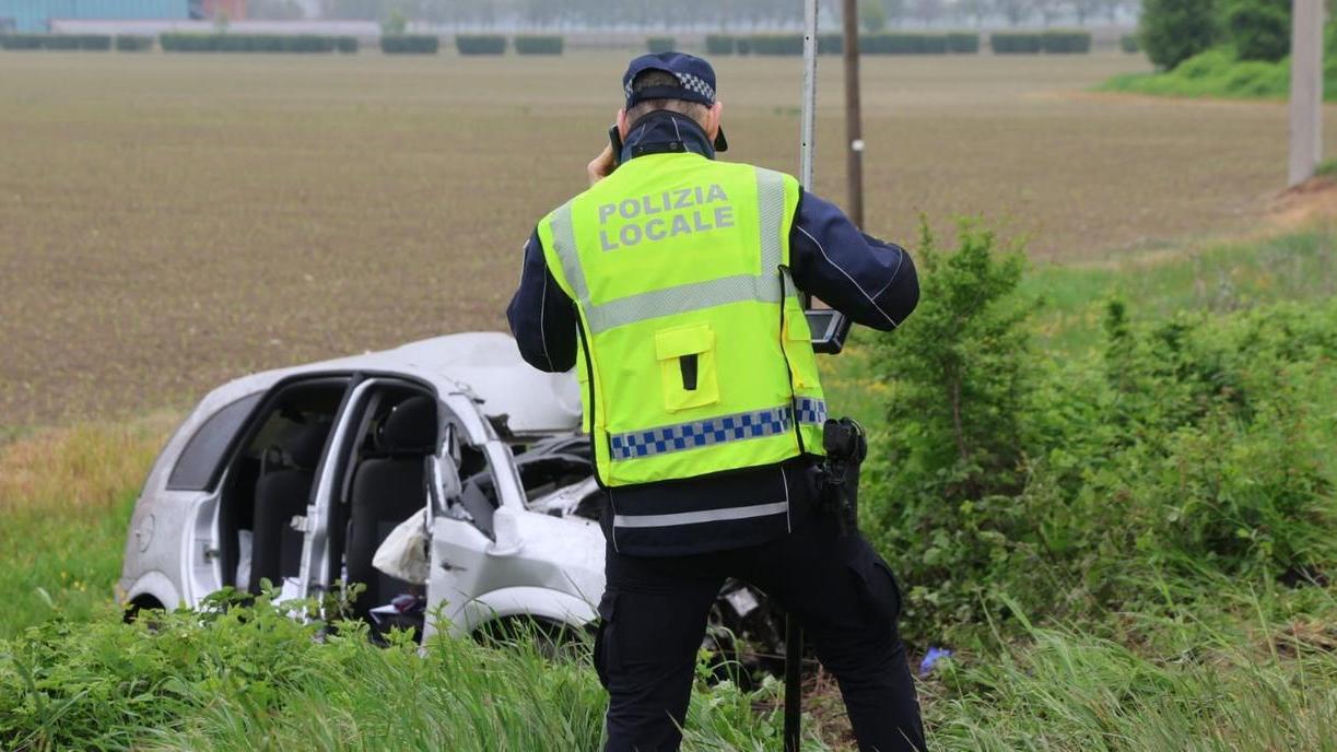 L'auto distrutta (Foto Luigi Esposito)