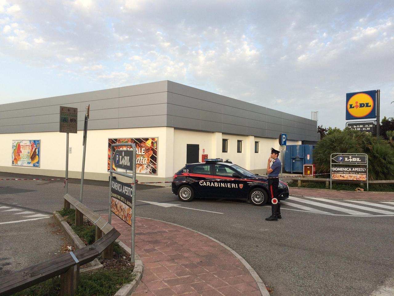 Cecina, accoltellato dal rivale in amore