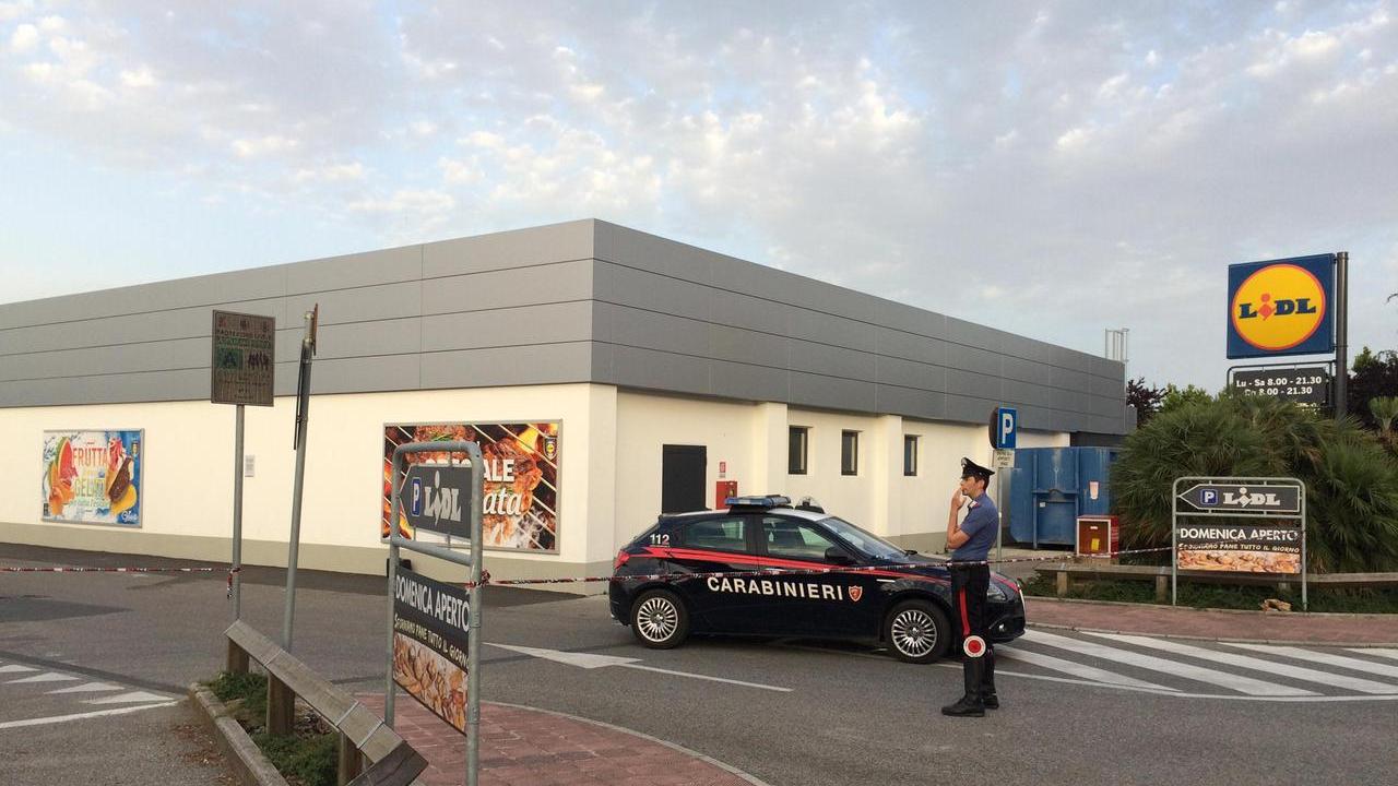 Cecina, accoltellato dal rivale in amore