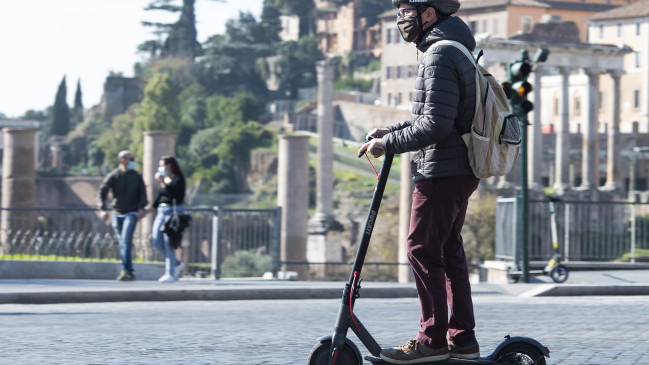 Monopattini elettrici come i motorini, a maggio scatta l’obbligo dell’assicurazione – Cosa sapere
