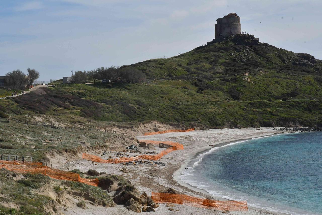 Costa devastata dalle mareggiate: estate a rischio – Ecco dove