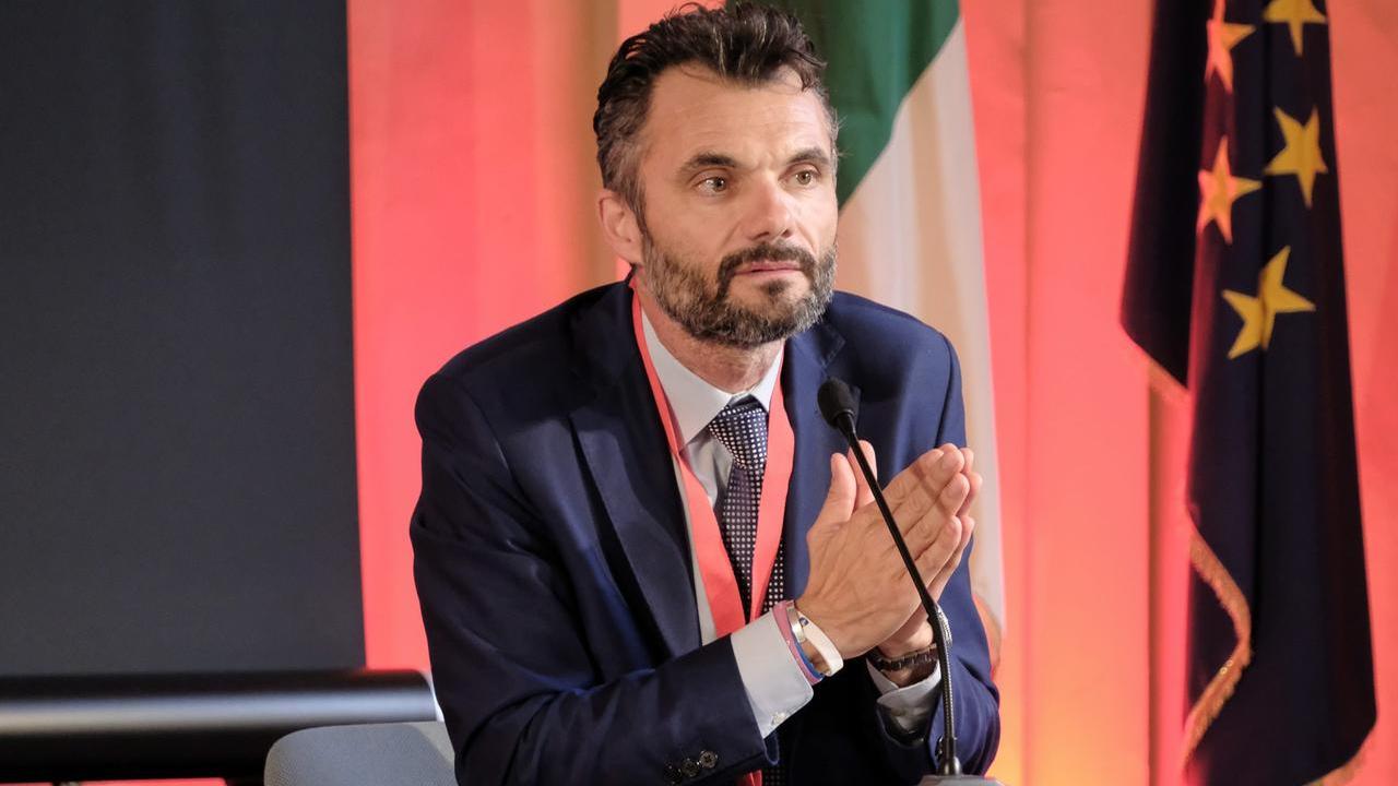 L'ex sindaco Matteo Biffoni si ricandida