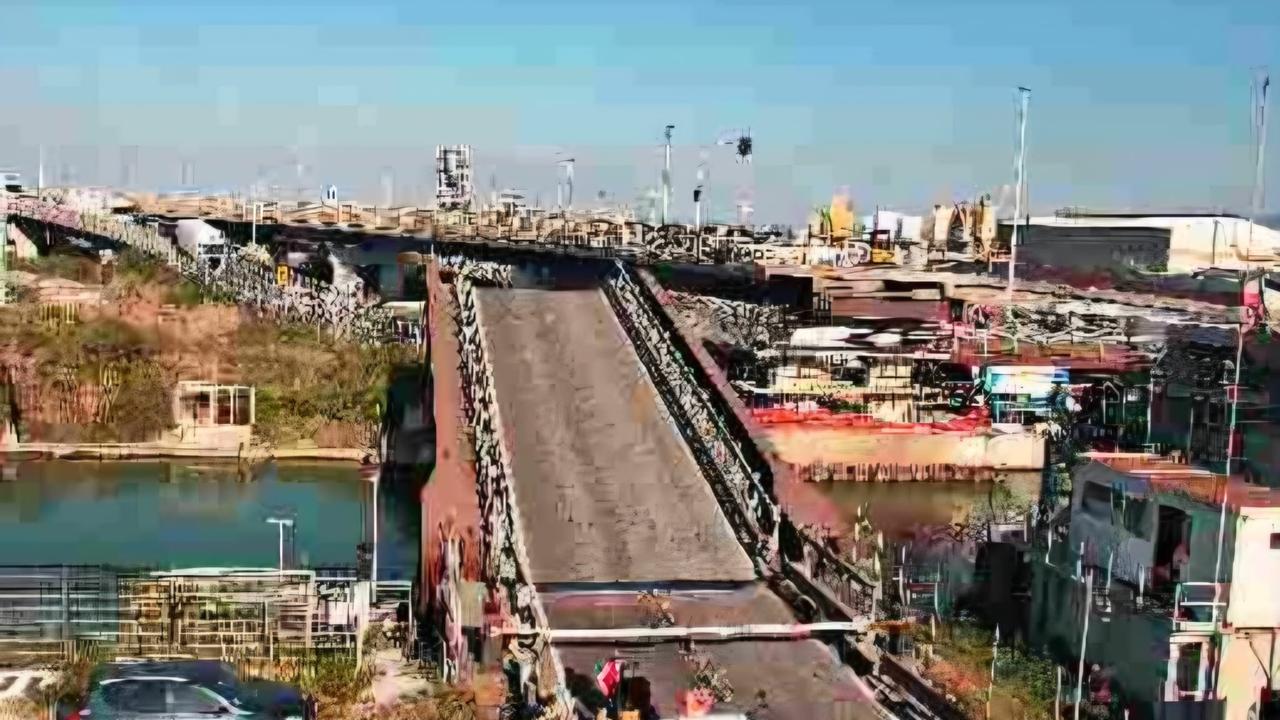 Il ponte bloccato in posizione verticale