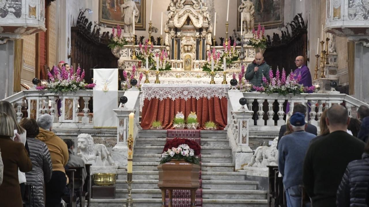 «Perdonate vostro fratello Paolo». L’abbraccio della città per l’ultimo saluto a Giuseppe Pinna