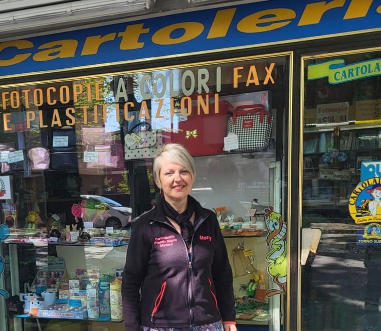 
	Morena davanti alla sua "Cartoleria Piccolo Sogno"

