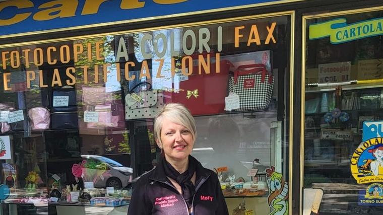 Morena davanti alla sua "Cartoleria Piccolo Sogno"