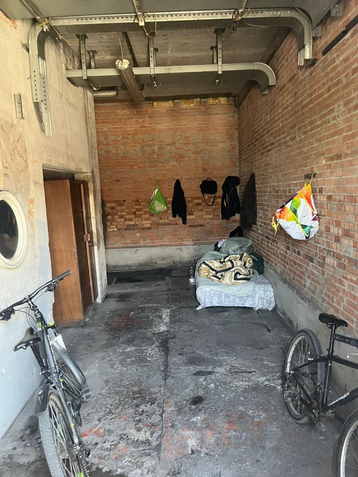 Ex Fonderie di Modena Ovest, ancora bivacchi. Si vive nella cabina elettrica