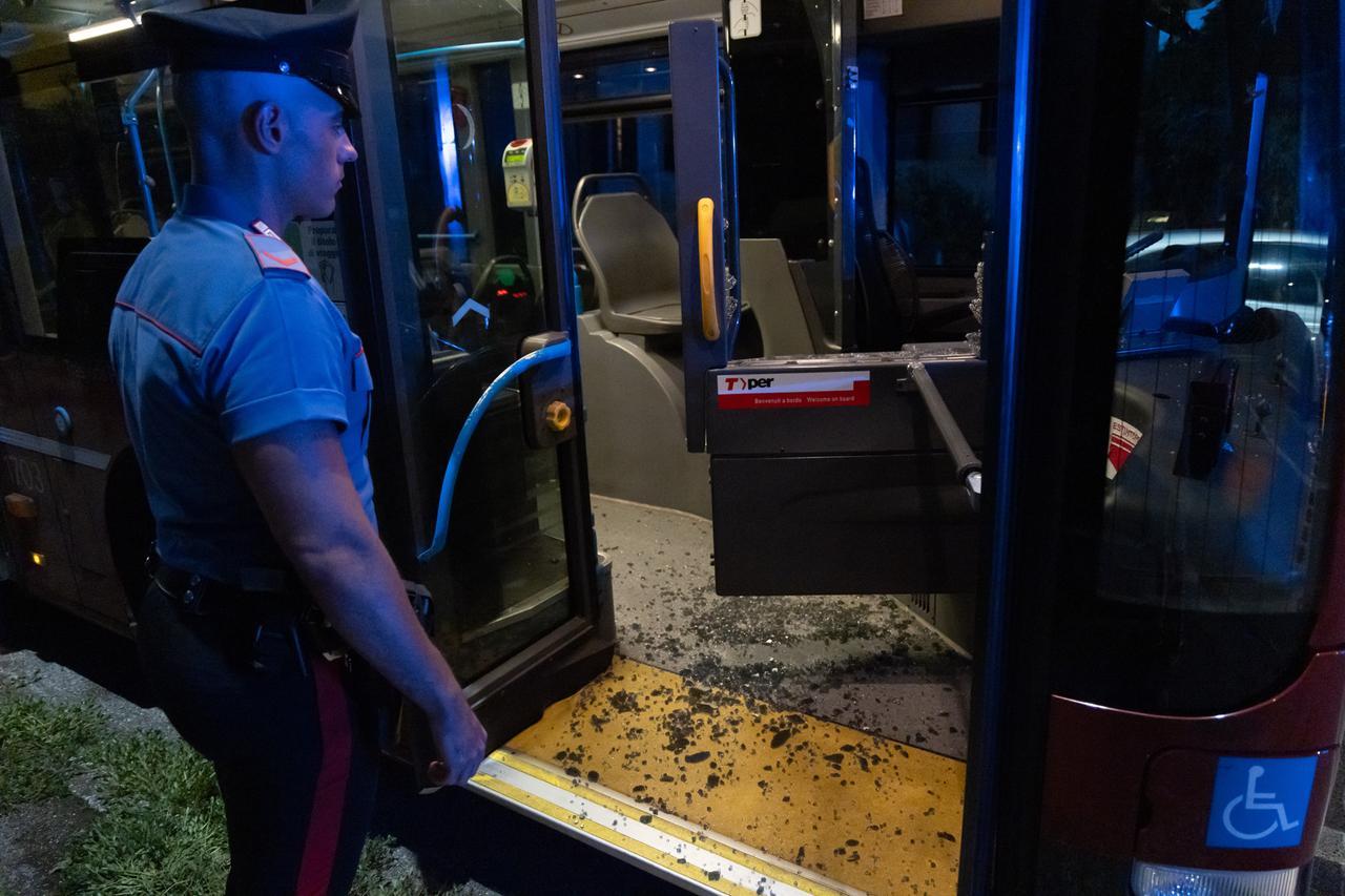 Ferrara, il branco assedia il bus e minaccia l’autista: «Parti o ti sparo»