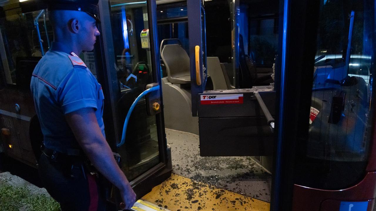 Ferrara, il branco assedia il bus e minaccia l’autista: «Parti o ti sparo»