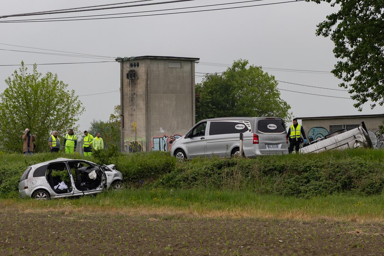 Frontale tra auto e camion del latte: tre morti e un ferito grave tra Modena e Rubiera