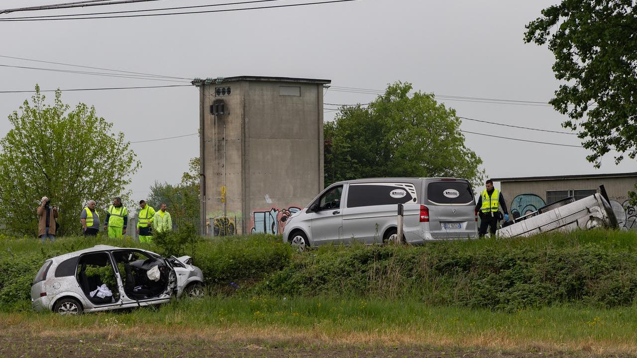 Frontale tra auto e camion del latte: tre morti e un ferito grave tra Modena e Rubiera