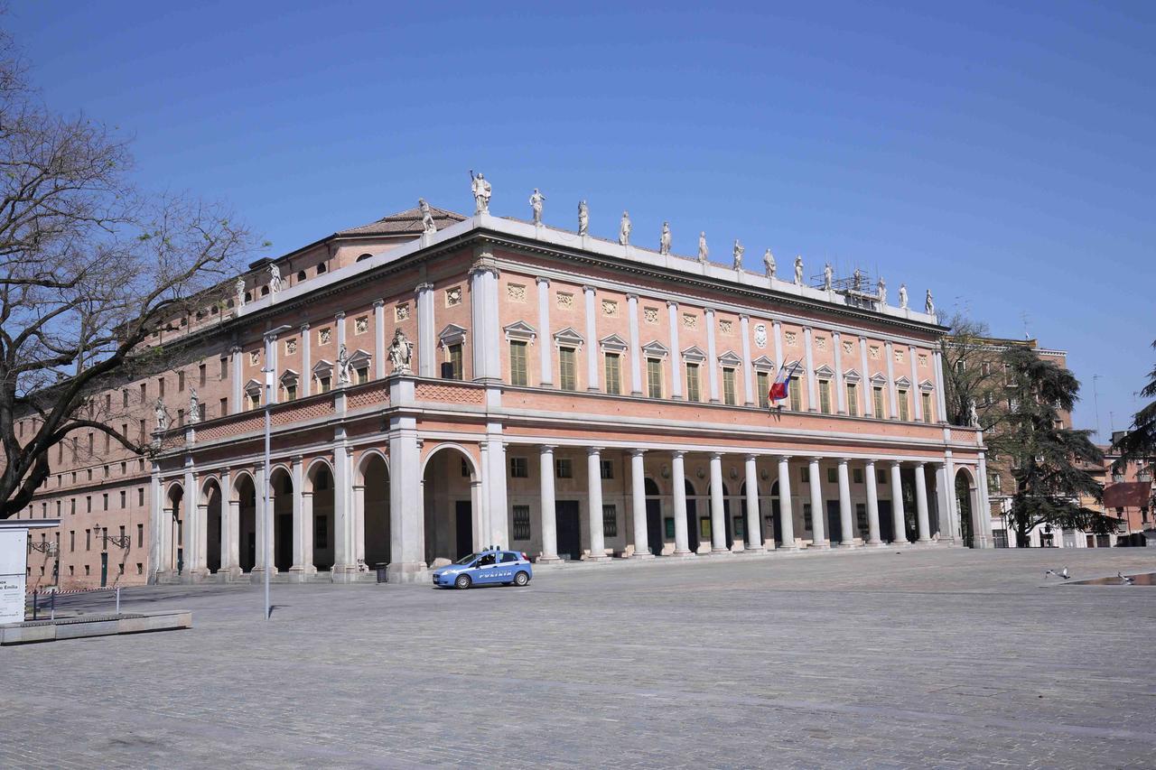 Un’altra rissa in centro storico: davanti al teatro Valli spuntano bastoni e bottiglie