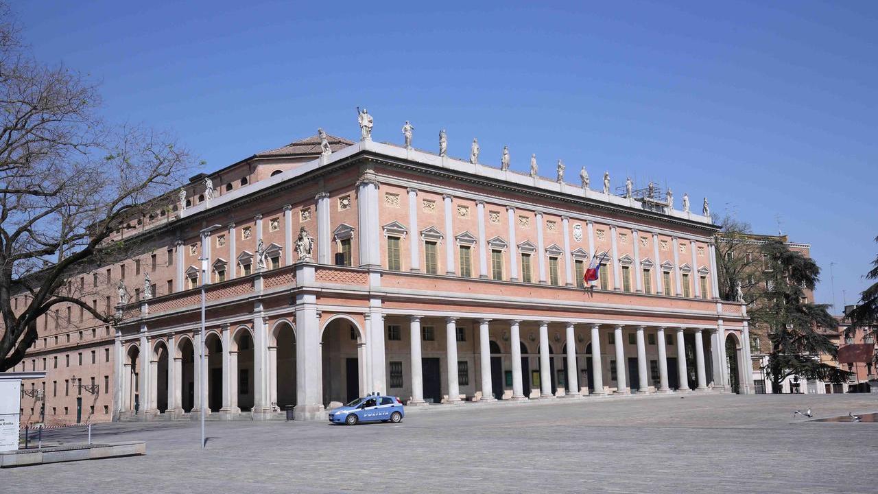 Un’altra rissa in centro storico: davanti al teatro Valli spuntano bastoni e bottiglie