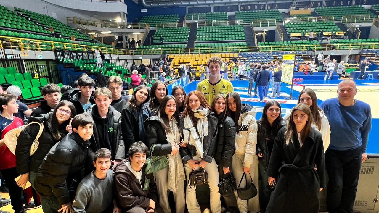 Gli studenti con Pardo Mati al PalaPanini