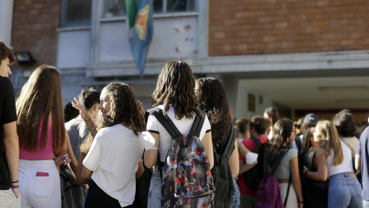 Metal detector all’ingresso delle scuole: la scelta non convince i modenesi