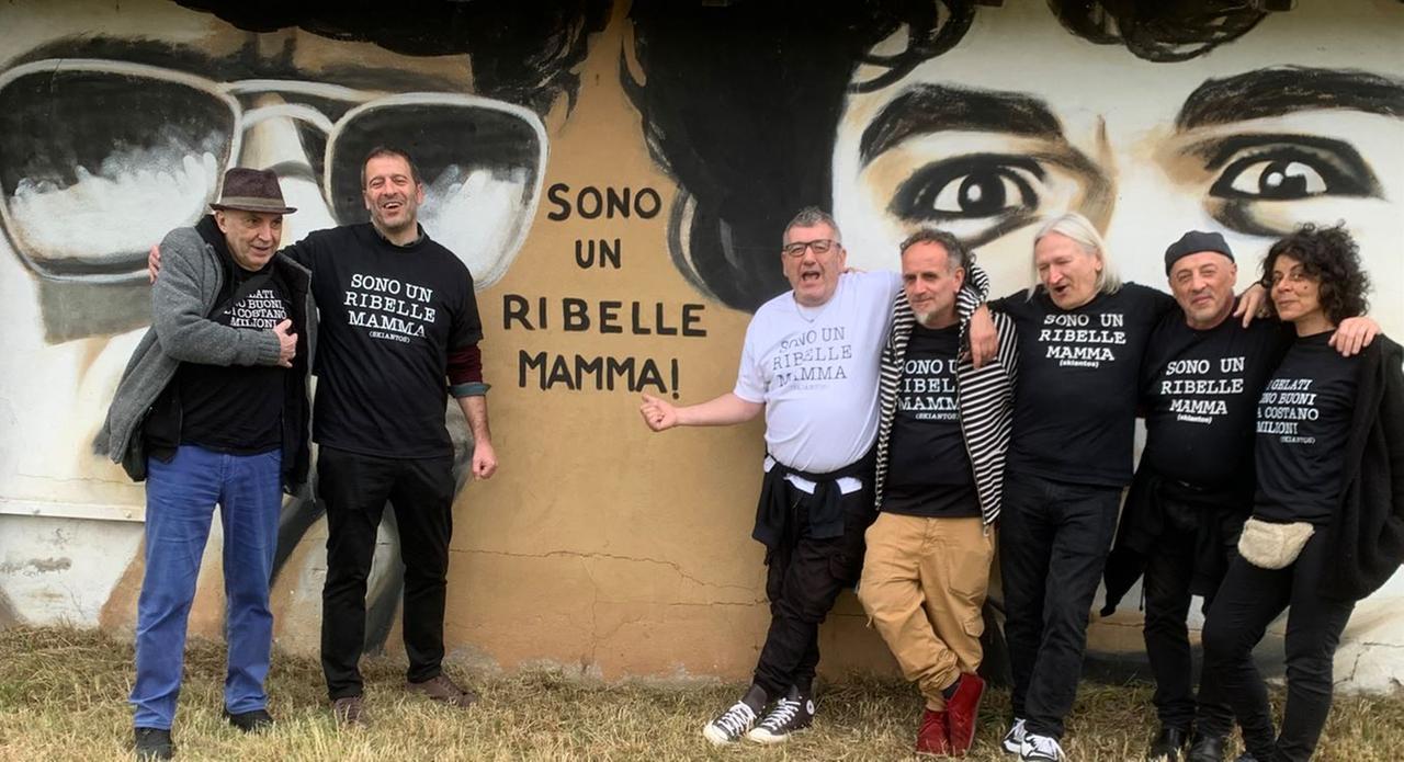 Campotto, gli Skiantos incontrano l’autore del murale dedicato a Freak Antoni