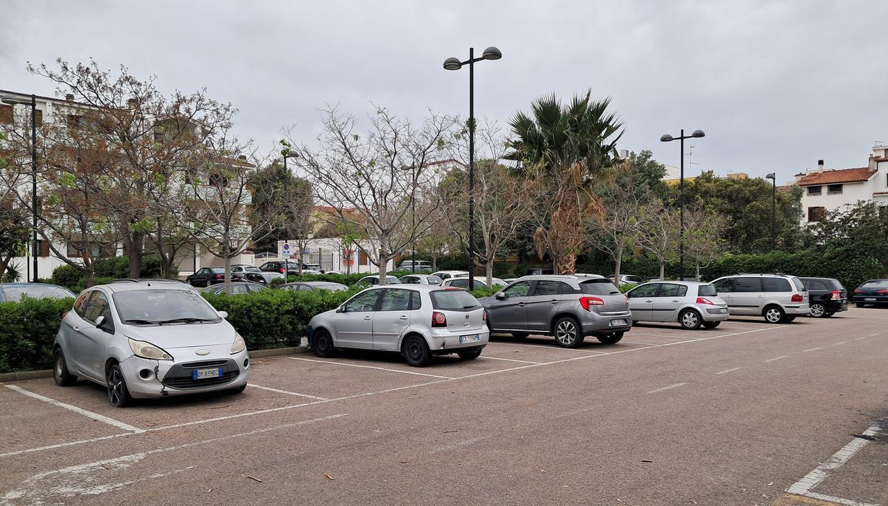 Nel parcheggio-giungla il market degli autoricambi “in nero”