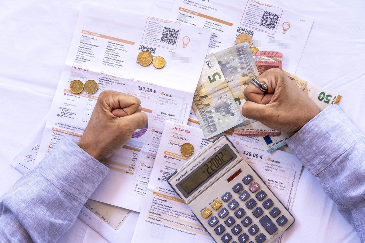 Caro energia, il dilemma negli alloggi popolari tra pagare l’affitto o le bollette. I più fragili presi di mira dalle telefonate degli operatori. Via alla task force