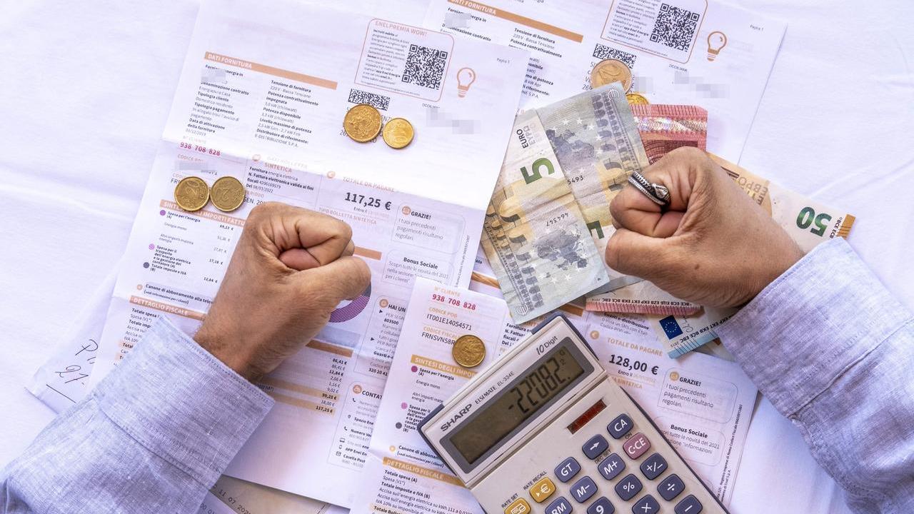Caro energia, il dilemma negli alloggi popolari tra pagare l’affitto o le bollette. I più fragili presi di mira dalle telefonate degli operatori. Via alla task force